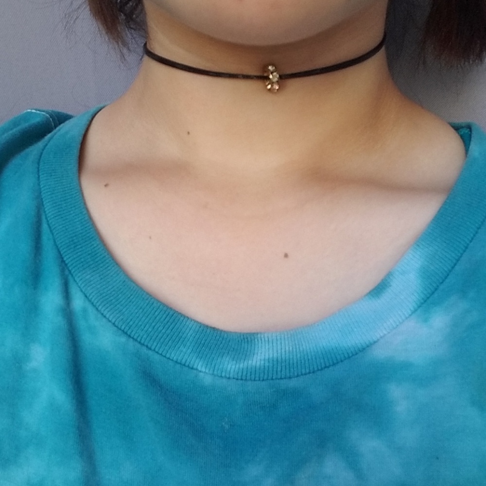 Thin faux leather choker